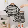 Ensembles de vêtements 2024 Bébé Vêtements d'été pour enfants Boy Striped LETTER COLLAR COLLAIS COURRES COURRES T-shirts et shorts Boys Boutique tenue