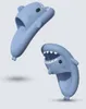 Slippées de fond de massage des requins pour couples adultes Anti Slip Bathroom Fakage Slippers Trendy Outdoor Funny Home Cute Slippers 2024