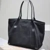 Nouvelle broderie de qualité supérieure avec sac à provisions à la cuve de vache créatrice de luxe noire en cuir en cuir en cuir sac fourre-tout grande capacité