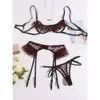 Un set da tre pezzi di lingerie sexy, punti d'amore, bordi arruffati e prospettiva