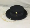 Black Cap Femme British Wool Hat Fashion Fashion Party Flat Top Hat Chain STRAP et Pin Fedoras pour femme pour un tir de StreetStyle3588149