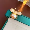 Real Gold Electroplated Zircon Bee Pearl Brooch Temperament Fashion Tempérament Lumière Luxury ACCESSOIRES HIGHENTS ACCESSOIRES