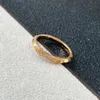 Desginer Tiffanyjewelry Bracelett Families New V-Gold Roman Digital mångsidig ring för kvinnors minimalistiska ins modeljus lyxig mångsidig ring för kvinnor