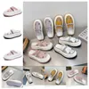 Top designer sandales féminines Slipper 2024 Été Nouveau blanc jaune rose rose violet semelles épaisses plats inférieurs de chaussures décontractées paresseuses