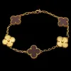 Gepersonaliseerde meisje armband gouden sieraden vijf bloem gesneden vier bladrode dames met cleefed armbanden