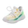 Sneakers 2023 Nouveau printemps et automne Chaussures de noix de coco pour bébé Soft Sole Night Glow Little White Flying tissage Middle Small Running H240510