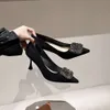 Low Heeled Wildleder Damenpumpen speichert High Heels Party -Kleid 2024 Sexy Square Crystal Elegant Office Schuhe