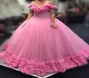 2020 Pink Quinceanera Ballkleid Kleider von Schulterkappen -Ärmeln Tüll mit Blumen lang süße 16 geschwollene Kathedrale Zugparty 4846427