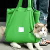 Кошачьи перевозчики кошки в мешок для кошек с ногами вынесены сумка для переноски на открытом воздухе.