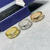 Europa America Style Ring Männer Frauen Frauen Edelstahl plattiert Gold Gravavavured Letter Wabe -Einstellungen Diamantliebhaber Biene meine Liebesringe