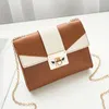 Kvällspåsar kvinnors lilla fyrkantiga väska 2024 koreansk modestil satchel med kontrastpåse söta telefonmynt crossbody