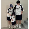 家族の夏の服はファッションパパのお母さんと息子の娘Tシャツショーツ2ピースの母親の子供のための2ピースの衣装240507をセットします