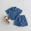2024 Baby Solid Denim Set Set Set Boys and Girls Denim Shirts and Shorts Two Piece Set Is Simple Casual Sportswear 2PCS 240511