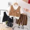 Наборы одежды Baby Boy Summer Olde 2024 Корейская модная жилетка белые футболки Шорты 3PCS Дизайнерские костюмы для мальчиков.