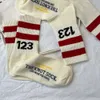 Chaussettes masculines 22SS Designer Socks tendance masculines et femmes à mi-longueur printemps / été nouveau numéro 123 Sports Pure Coton Socks Ins