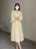 Robes décontractées 2024 Break d'été French jaune fragmentée robe de fleur de la tempérament pour femmes Jupe pastorale européenne