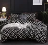 Luxury Black Bedding Set Enkel full storlek Polyester Bed Linen Däcke Cover Set Modern Bird Plaid Anime med Pillowcase8527056