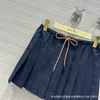 Юбки дизайнер бренд MIAO's MIU24 Spring/Summer Новая женская наклейка с писем на вышивную шнурку на сотню складок короткая юбка наполовину парная версия выпущена w0ex