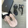 Neue Wohnungen Sandal Women Schuhe Channel 2024 Sommer Beach Clip Zehenslutungen Luxusmarken-Designer Flip-Flops gesteppte Kette Sandalen Low Heel Pantoffeln TN TN