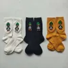 Chaussettes masculines printemps nouveau produit à la mode rue brodée Cartoon Duckling Pattern personnalisé Internet Red Sports Mid Cap Socks Trendy 2B6m