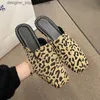 Slippers Leopard Femmes Flats Mules Chaussures printemps 2024 Fad Slingback Slippers Designer New Flip Womens Casual Walking Zapatos Bless