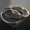 Bangle 1pcs сплав-манжеты браслеты 18 тыс. Золотая из нержавеющей стали Водонепроницаемое антидиат против женщин для мужчин любит подарочный браслет