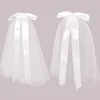 ブライダルベール花嫁リボンボウノットウェディングポグラルアクセサリーのためのエレガントな白いショートベールヘアクリップ付き女性