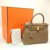 Top dames Designer Akeilly Sac 28 Handbag Togo Etoupe x Gold Hardware 151571