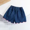 Shorts 0-6 ans Girl Denim Shorts 2024 Summer Girl Denim Shorts décontractés de style coréen Button Bouton Bow Design Hot Pants D240510