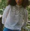 Frauenblusen 2024 Spring Frauen Französisch Retro gesticktes balinesisches Spitzenhöhlen -Hemd -Top Elegante Dame weiß hoher Nackenpullover Tops