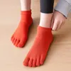 Chaussettes de femmes coton cinq doigts yoga mode masculin à bout ouvert du bateau à orteil respirant invisible à la cheville à coupe basse courte