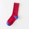 Skarpetki męskie 21FW Tide Brand Socks Męs i damski średnia rurka haft marchewkowy czysty bawełniany pasek sportowy pończochy CJ7E