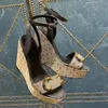 Sandálias de cunha 12 cm saltos de grife feminino plataforma de sandália letra de metal fivela de metal summer praia sapatos de sandale abertos calçados de dedão de pé multicolor