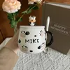 Muggar Söt nötkreaturmjölk med en sked och lock Creative Coffee Office Handgrip Water Cup Ceramic Crafts Kitchen Drinkware