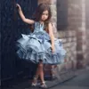 Neuankömmlinge graue Perlen Ballkleid Blumenmädchenkleider für Hochzeitsbüschchen Kleinkind -Festzugskleider Organza applizziert Knie Länge Kinder Prom 257y