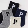 Chaussettes masculines 22SS Brand de mode lettre P chaussettes pour hommes et femmes à mi-longueur coton pur printemps / été mince et simple sport basse coupe chaussette Instagram mode d0wq