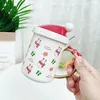 カップソーサークリスマスハットのふたとスプーンの手作りのファニーユニークな贈り物を添えたセラミックコーヒーマグ