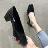 Vestido sapatos de moda de couro macio para mulher 2024 Logo de salto baixo cor sólida boca rasa dedo dedo dedo confortável deslizamento em solteiro