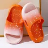 Crianças de gradiente de verão Flippers para meninos e meninas Sandals Indoor Outdoor Home Furnishings 240509