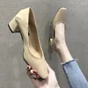 Vestido sapatos de moda de couro macio para mulher 2024 Logo de salto baixo cor sólida boca rasa dedo dedo dedo confortável deslizamento em solteiro