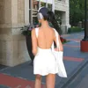 Arbeitskleider Designerin weiße ärmellose Tanktop-Kleid 2024 Frühling Neues würziges Mädchen sexy offene Rücken Taille Schlampe A-Line-Rock kurz A8Y0