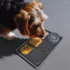 Les vêtements pour animaux de compagnie traitent des bols de tapis de nourriture avec des successions de tasses interactives