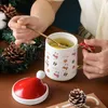 カップソーサークリスマスハットのふたとスプーンの手作りのファニーユニークな贈り物を添えたセラミックコーヒーマグ