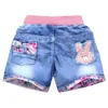 Shorts Nya 2022 barn och flickor sommar denim shorts baby flickor söt tecknad broderade spetsar shorts casual jeans shorts d240510