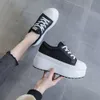 Hoogwaardige 8 cm luchtmesh echte lederen vrouwen ademende holle dikke sneaker platform wig flats schoenen witte zomer sandalen