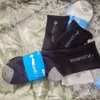 Chaussettes masculines Nouvelles chaussettes de sport semetées à serviette une carte trois paires de chaussettes noires blanches et gris à mi-longueur ycfu