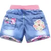 Shorts Nya 2022 barn och flickor sommar denim shorts baby flickor söt tecknad broderade spetsar shorts casual jeans shorts d240510