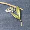 Broches Europa e os Estados Unidos Temperamento Bell Orchid Flower Pearl Broche Feminino Vale Folhas Verde Acessórios de Jóias de Plantas