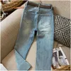 Женские джинсы плюс размер женщин-дизайнерские брюки модные металлические буквы графики девять четвертей джинсовой джинсы с высокой талией.