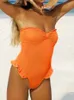 Kvinnors badkläder 2024 vadderad en bit baddräkt sexig ruffle kvinnor push-up bandeau strandkläder baddräkt orange bodysuit monokini